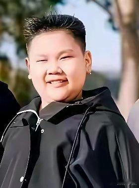 郭德纲用两种极端，养出了两个儿子。小儿子郭汾瑒，十岁身高已及父亲肩膀，耳洞，手机