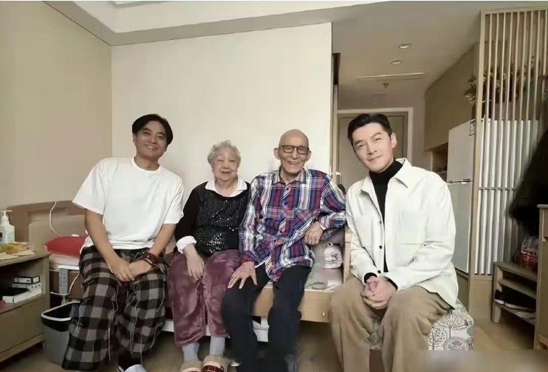 游本昌老先生离世，胡歌心里想必最为悲痛。二人因《繁花》结缘，90岁的游老每日在片场工作十小时，即便没
