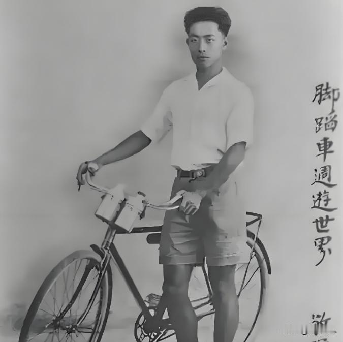 1933年，希特勒会见骑自行车环游世界的中国青年潘德明。看完他的册子后，希特勒沉