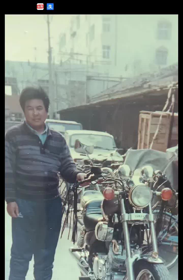车友们看下面这张照片，拍摄于1989年11月初，青岛的海员哥们给我拍加急电报，我