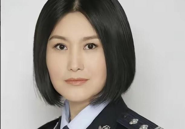 娱乐圈里真情到底靠不靠谱？《重案六组》里那个干练女警季洁，现实中跟大她23岁的导