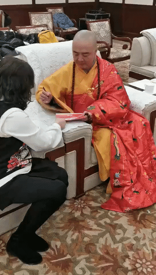 68岁的“唐僧”徐少华如今靠参加商演演唱《西游记》插曲“女儿情”来赚钱。他当初