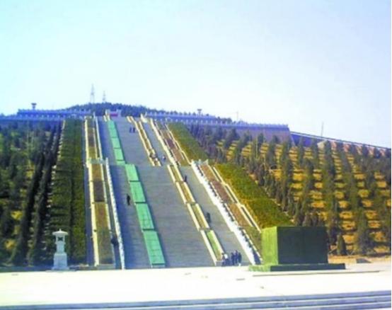 2011年，修建了两年的华国锋陵墓终于竣工了，事后一统计，一共花费了1200多万