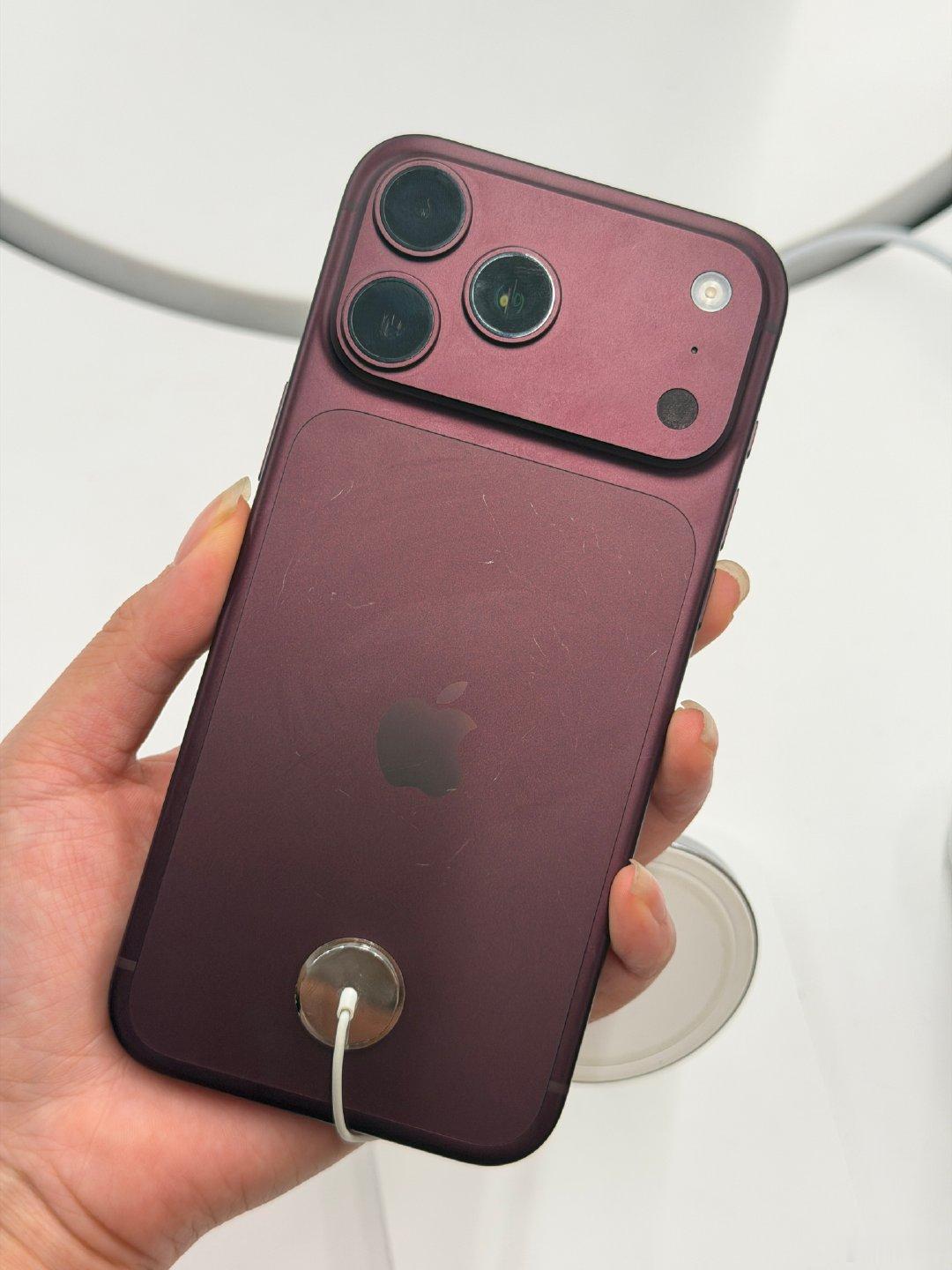 iPhone18ProMax的门店样机已经这么多划痕了[笑着哭]​