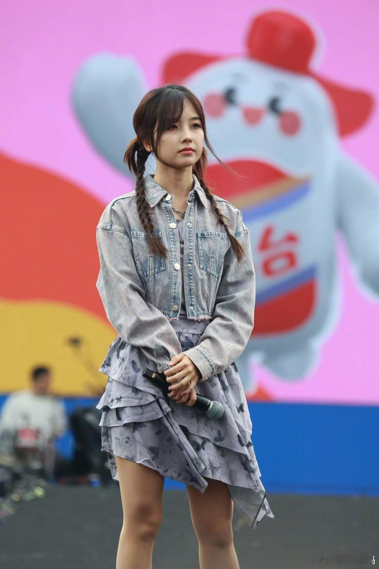 王冰冰贵阳音乐节彩排照，好久没看到冰冰了！​​​