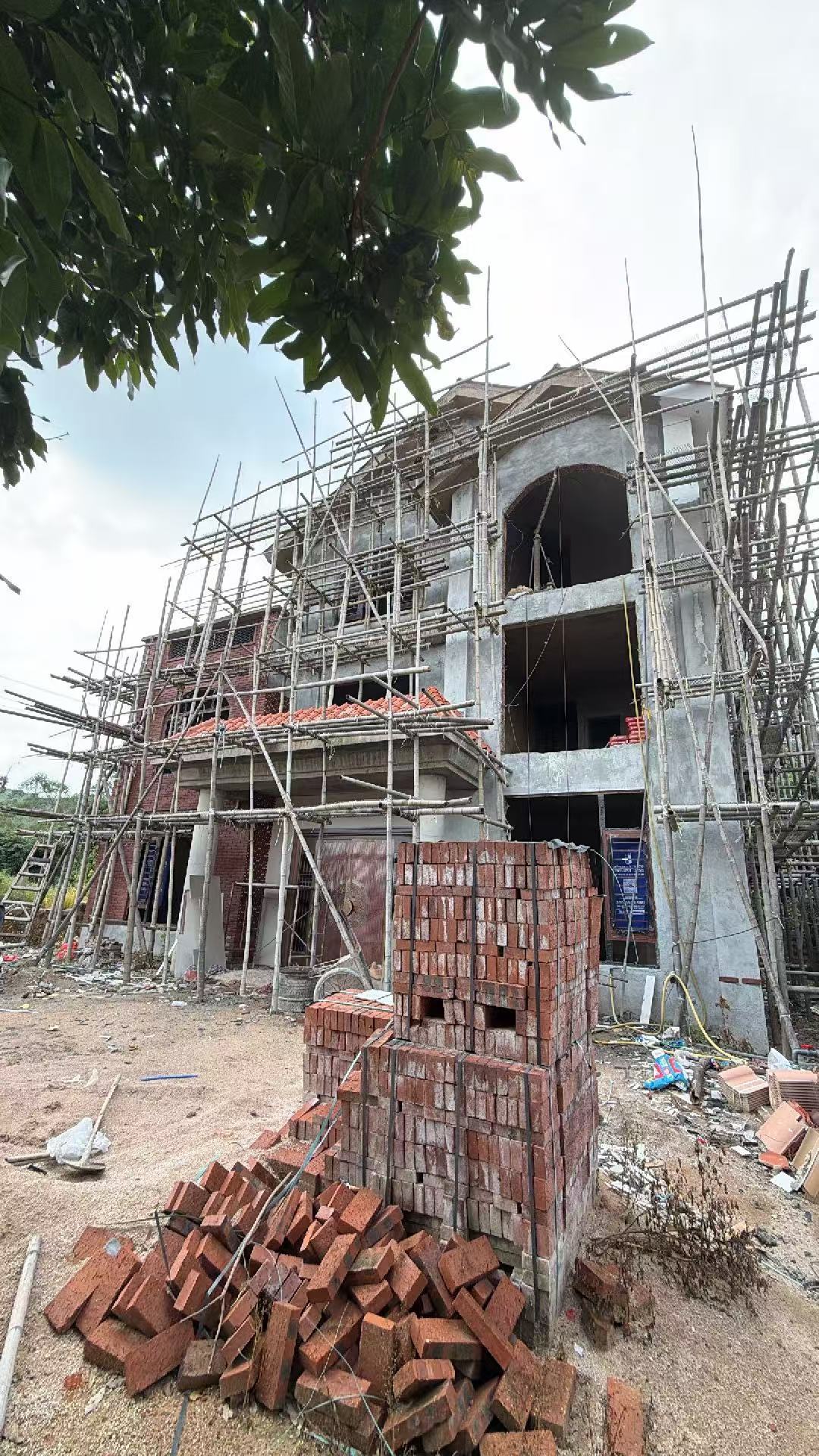 农村自建房乡下建房进度奇慢无比，每位师傅同期接好几个工地，这边做几天那边做几天
