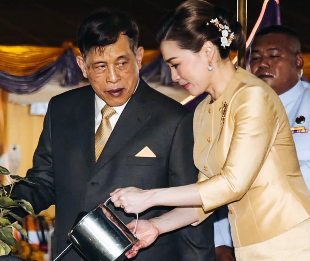 泰国国王这眼神像不像是生气的样子啊？这眼神看着让人觉得有点吓人啊！泰国王后看