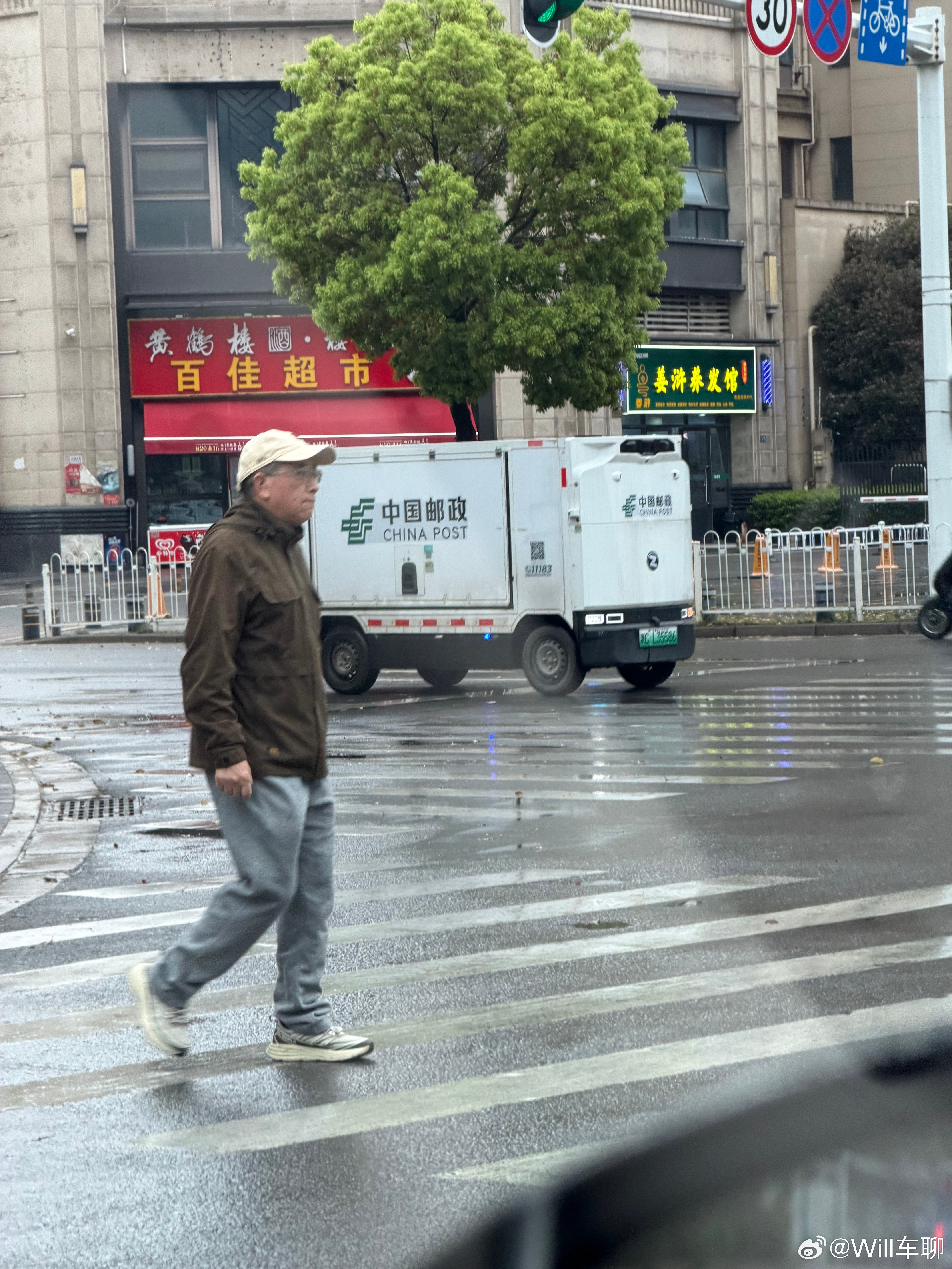 现在小区周边都被这种无人物流车给包围了。邮政的，京东的，上次还看到顺丰的……这个