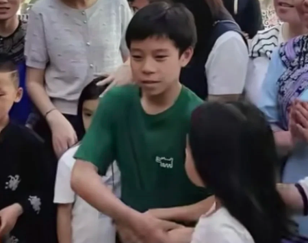真的是要笑死了，郭晶晶大儿子也使唤不动妹妹