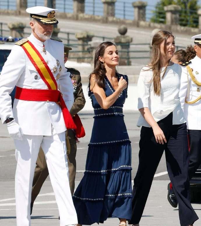 西班牙国王为她表彰，祝贺秀外慧中的女儿，莱后和妹妹索菲亚陪同出席，热烈互拥[送