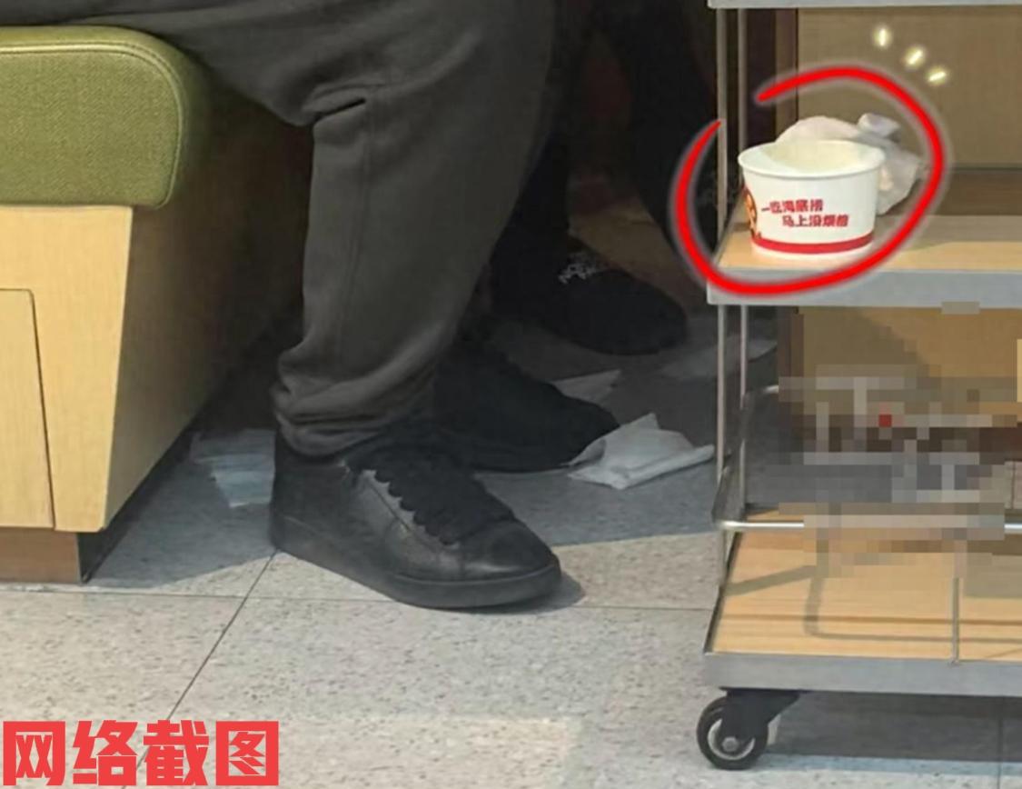 黑龙江哈尔滨有男子海底捞吃饭。男子没有想到的事，吃饭的中途他听得邻桌小孩吵嚷