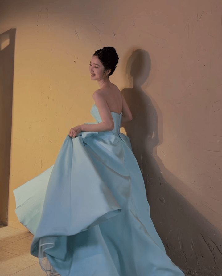 邓恩熙好温柔的美邓恩熙国剧盛典亮相太惊艳！天青色抹胸裙衬得她温婉可人，眉眼舒展