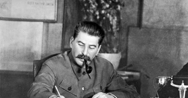 1949年,毛主席收到苏联的绝密情报,立即下令:马上进攻马家军6月28日凌晨,