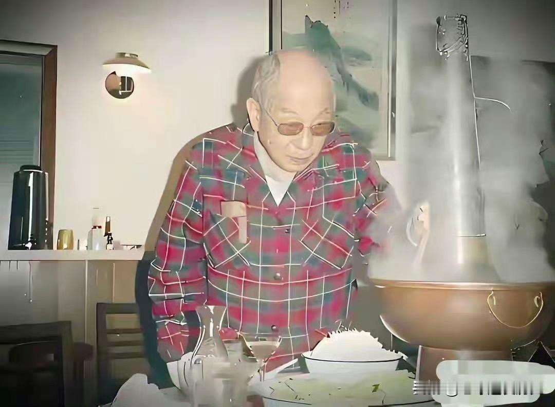 1988年，87岁的张学良于台北寓所留下了这张珍贵罕见的留影。那时，他已被幽禁长