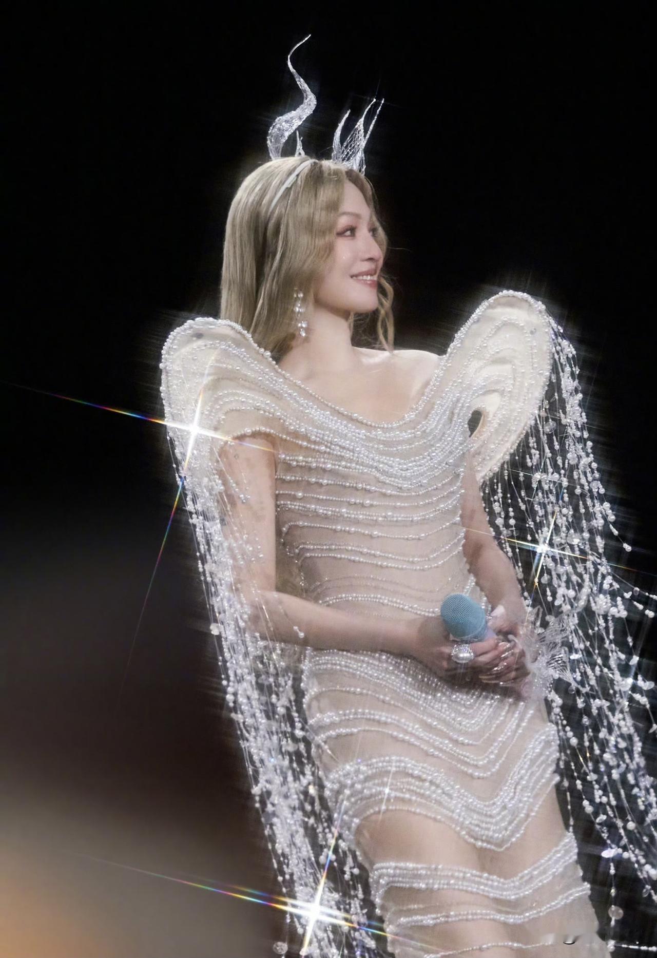 郑州演唱会上，张韶涵又更新新的战袍了。这些战袍可是造型团队在巴黎工作室花费6个月