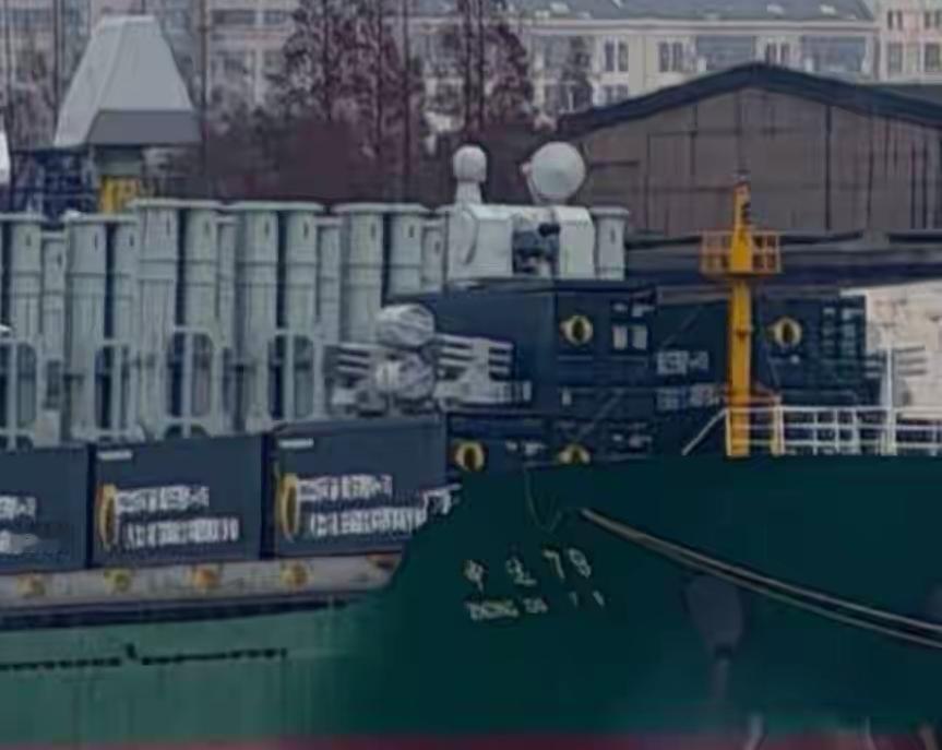 中国突然亮出武统巨舰，火力堪比055，美军设想，又被中国实现2025年12月