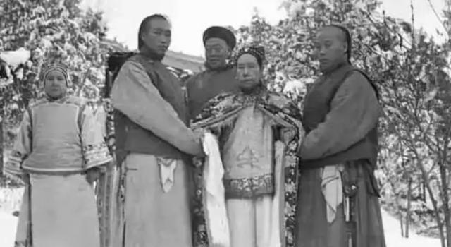 1896年，慈禧身边的小太监寇连材因得罪了慈禧，被判处死刑，在押往北京菜市口刑场