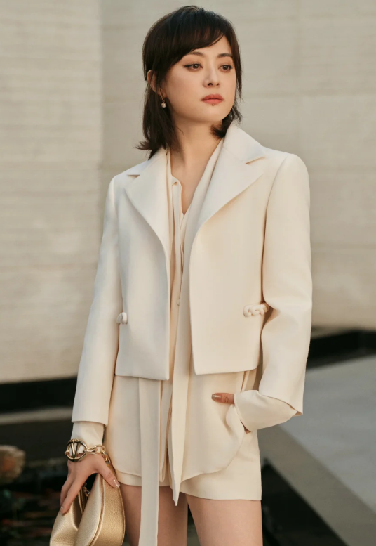 孙俪工作室发布的一段拍戏花絮视频视频中，孙俪正在拍摄一场失魂落魄、差点摔倒的戏