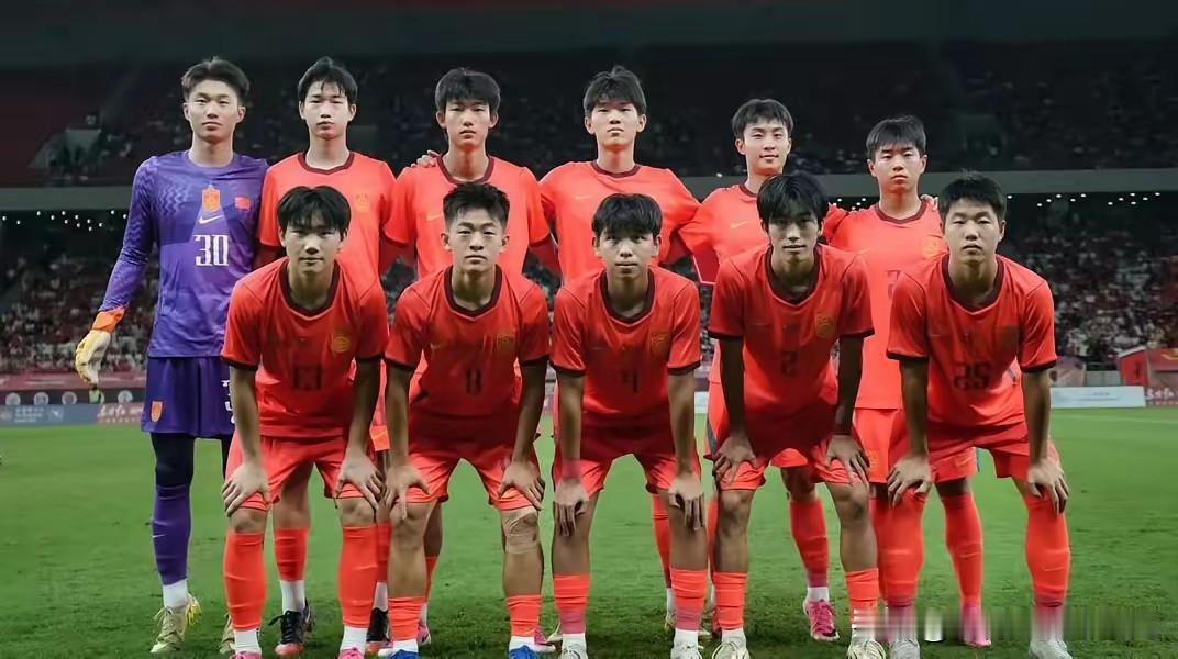 银川四国赛，浮嶋敏的用人实在让人看不懂。谢晋除了第一场踢了几分钟，后面连替补席都