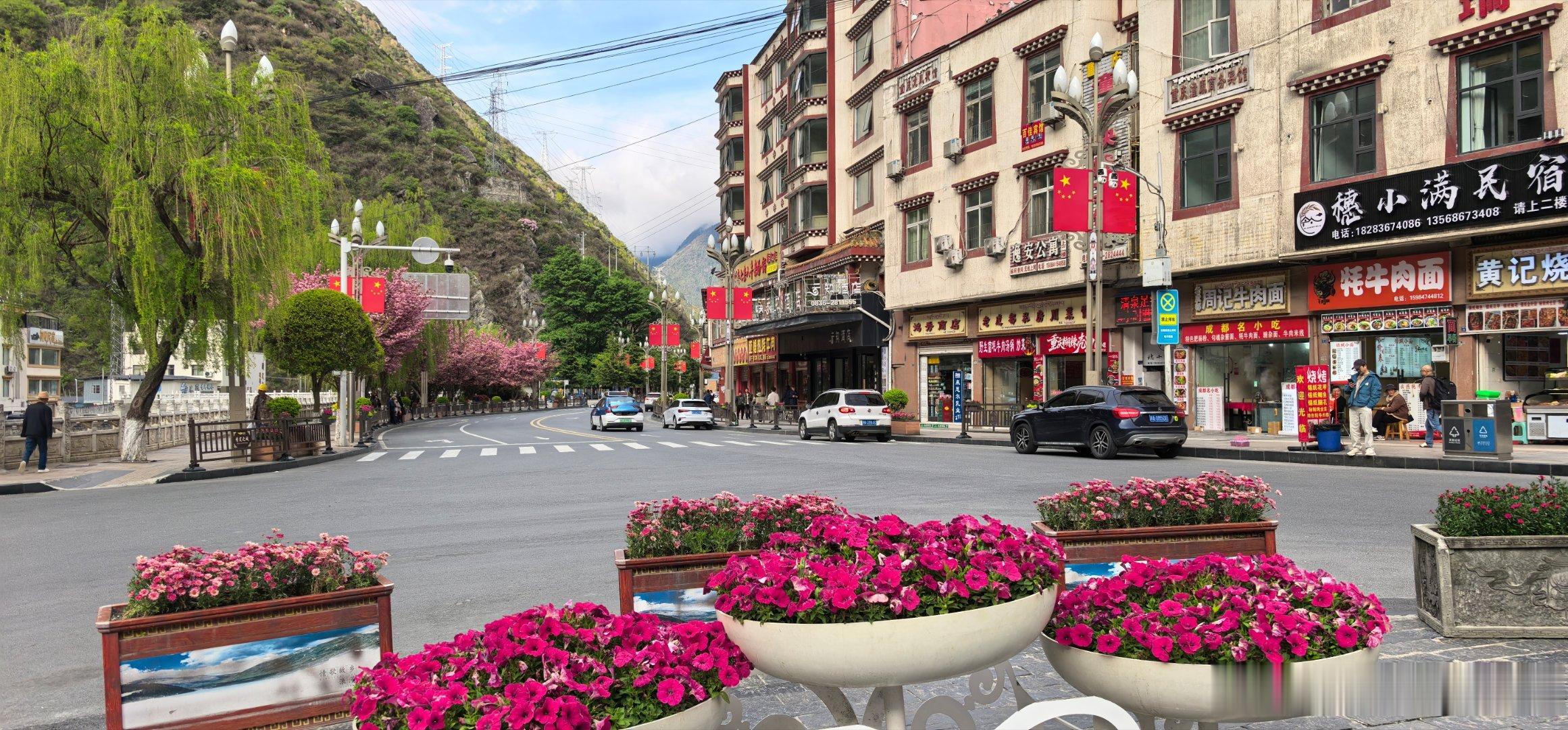 四川甘孜康定街头风景