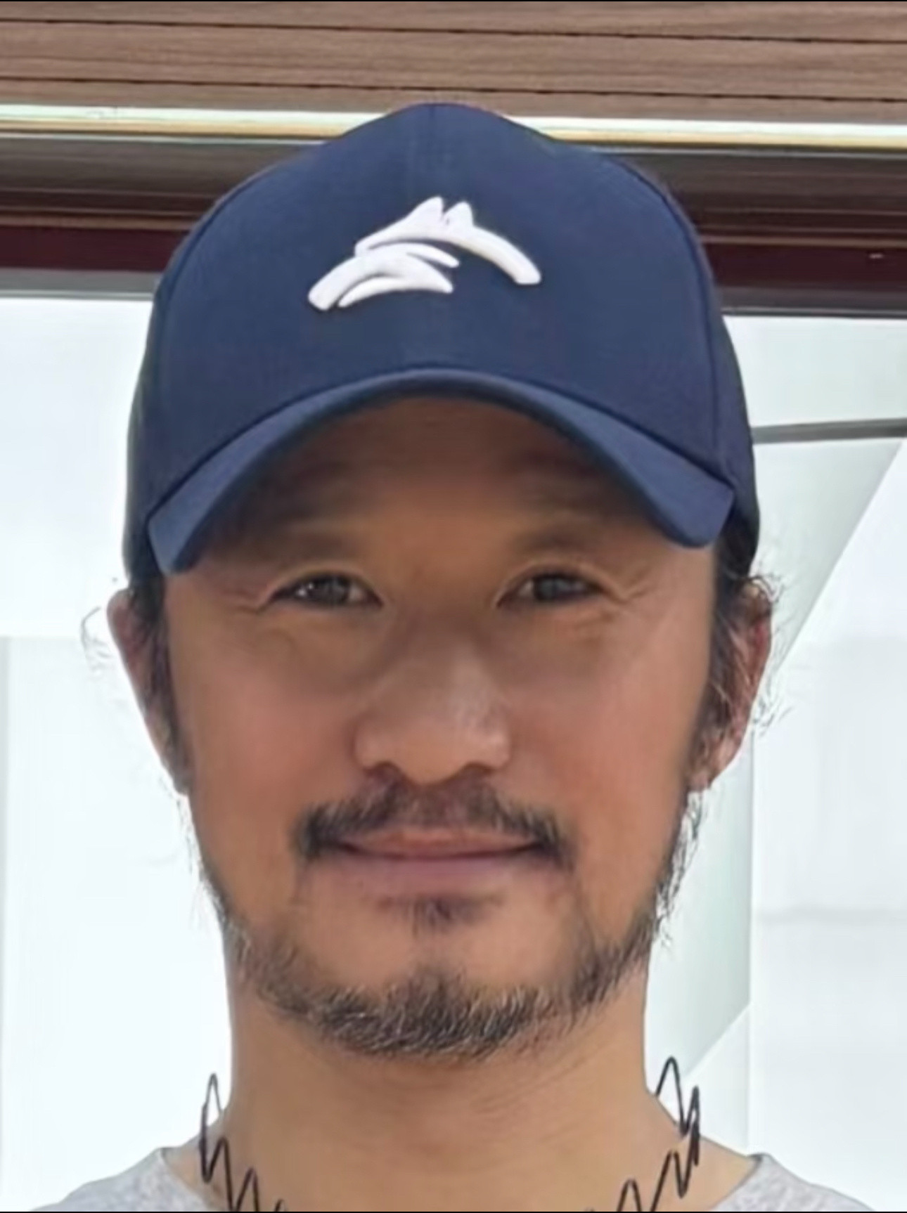 吴京怎么有四条眉毛网友晒和吴京合照，不懂就问这眉毛咋有四条！笑不活了，还自带慈