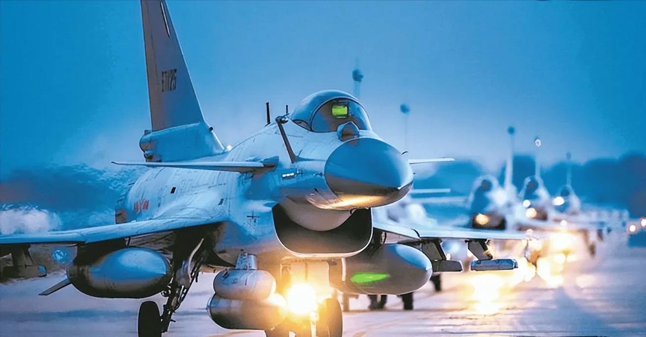 歼10C“击落”隐身机！中国空军亮出新底牌，美日韩傻眼了？2025年8月4日，