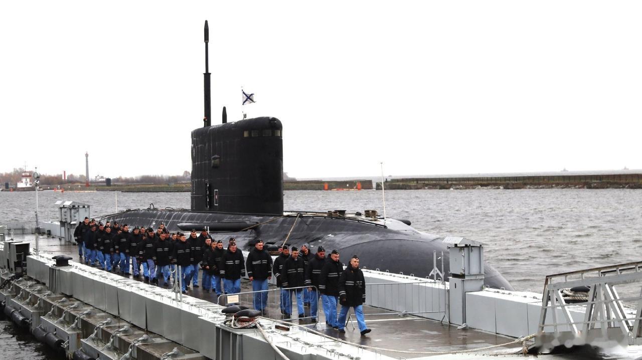 俄黑海舰队B-261“新罗西斯克”号潜艇近日回到波罗的海俄罗斯海军喀琅施塔得基地
