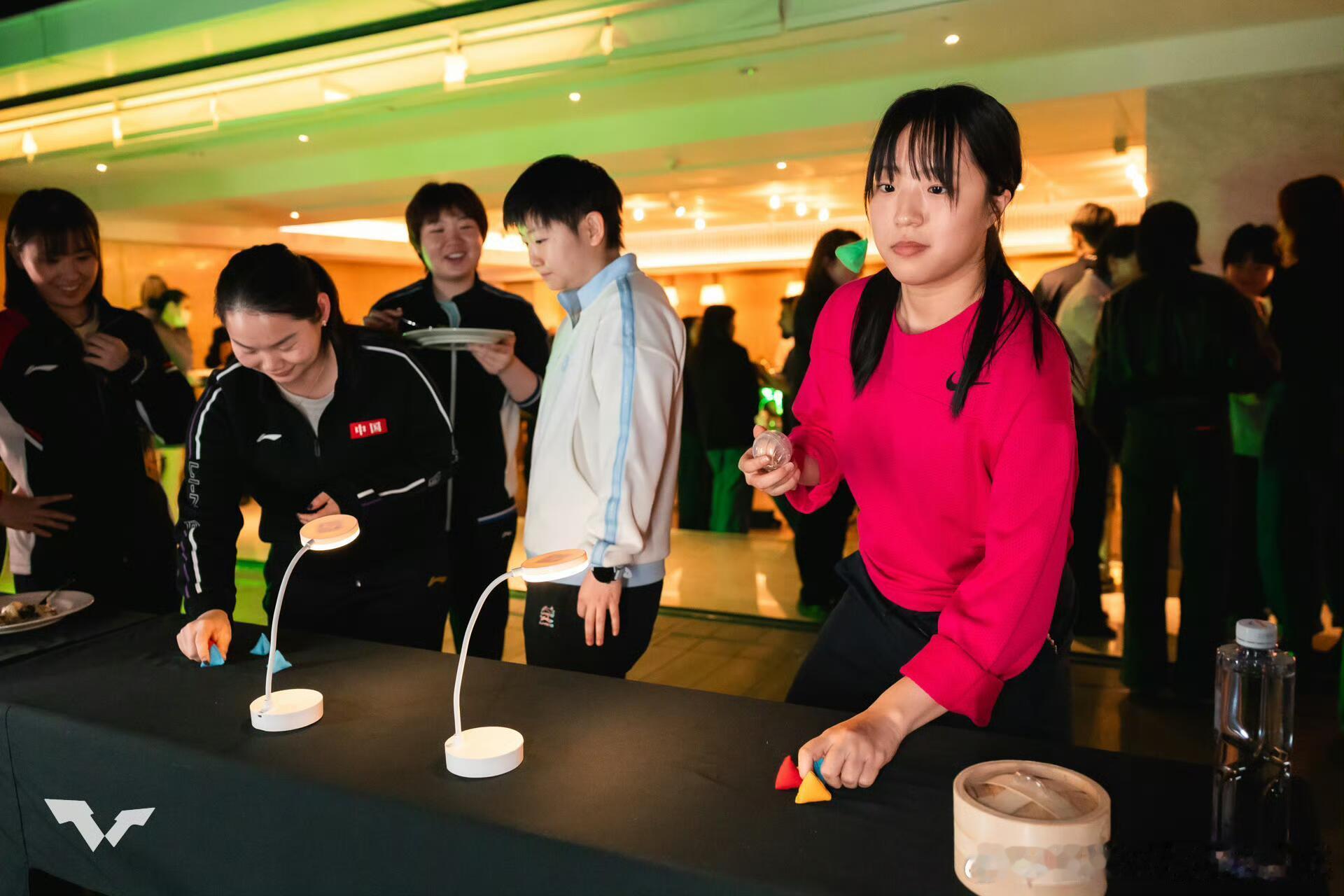 申裕斌晒和孙颖莎合照来张不一样的，小莎爱吃🥰