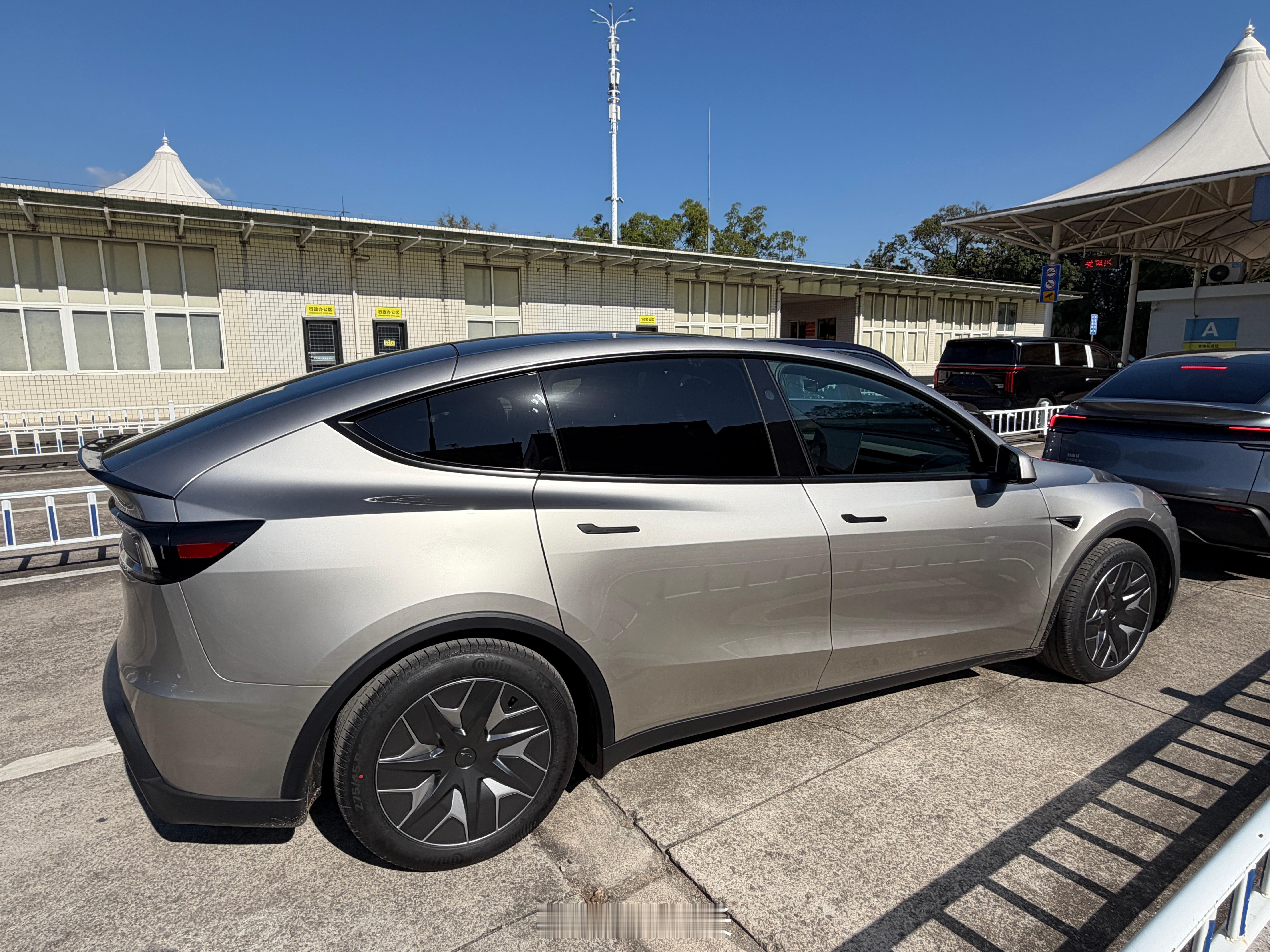 ModelYL，肉眼可见比标轴的体量要大，买来第三排带宠物挺好