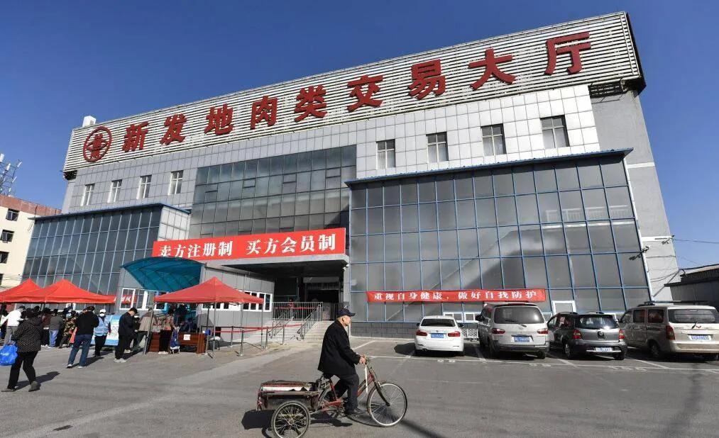 昨天早上去了一趟新发地，走到京开高速西红门收费口处又堵车了，司机们一个个都很着急