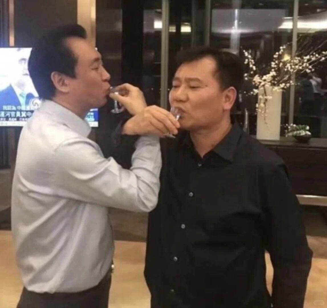 2387亿的债务，昔日江苏首富张近东被儿子和恒大给坑惨了。国美、苏宁，曾经家电