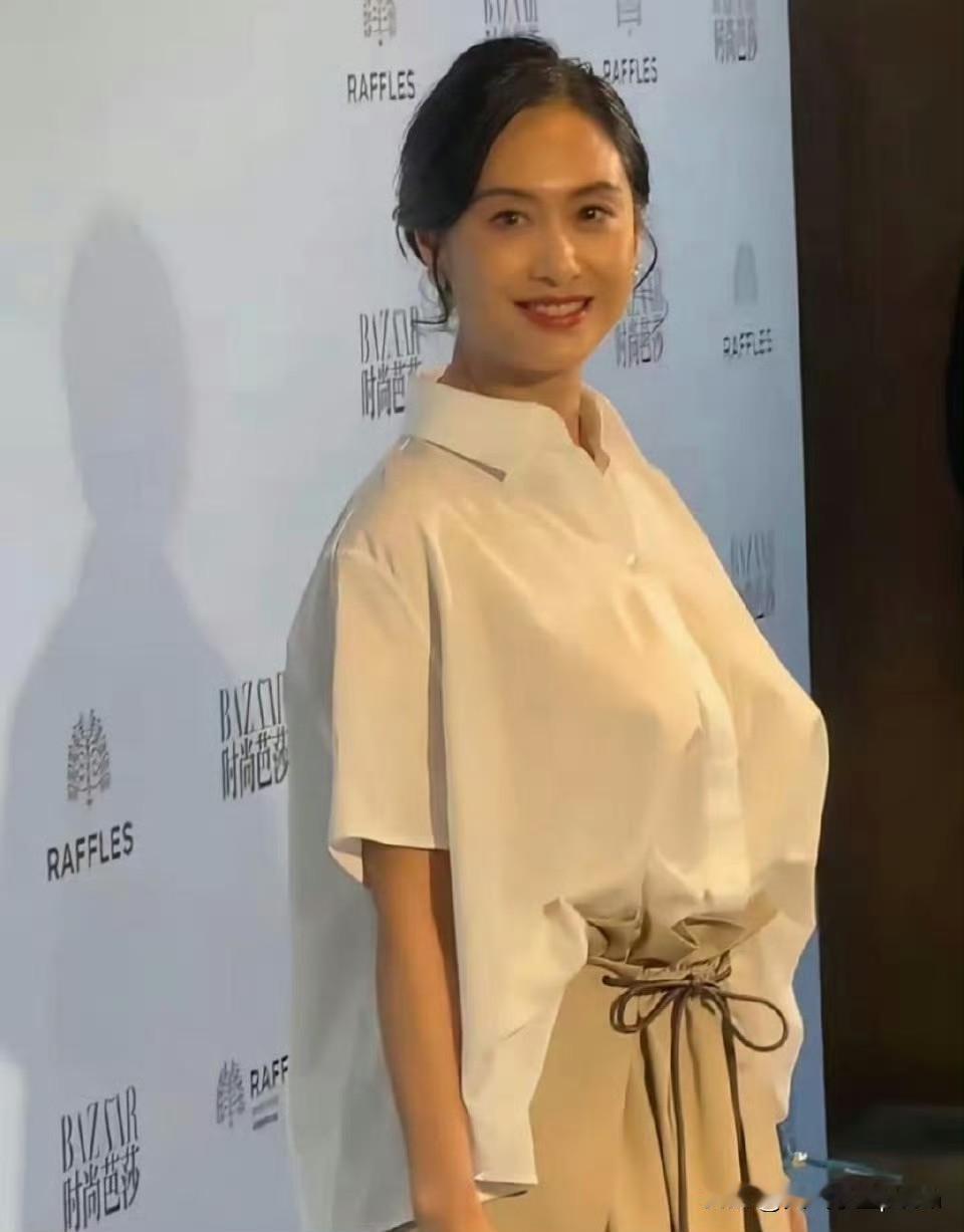 哇！朱茵这状态也太绝了吧！54岁状态好好，跟年轻时没差啊！宽松白衬衫配卡其裙