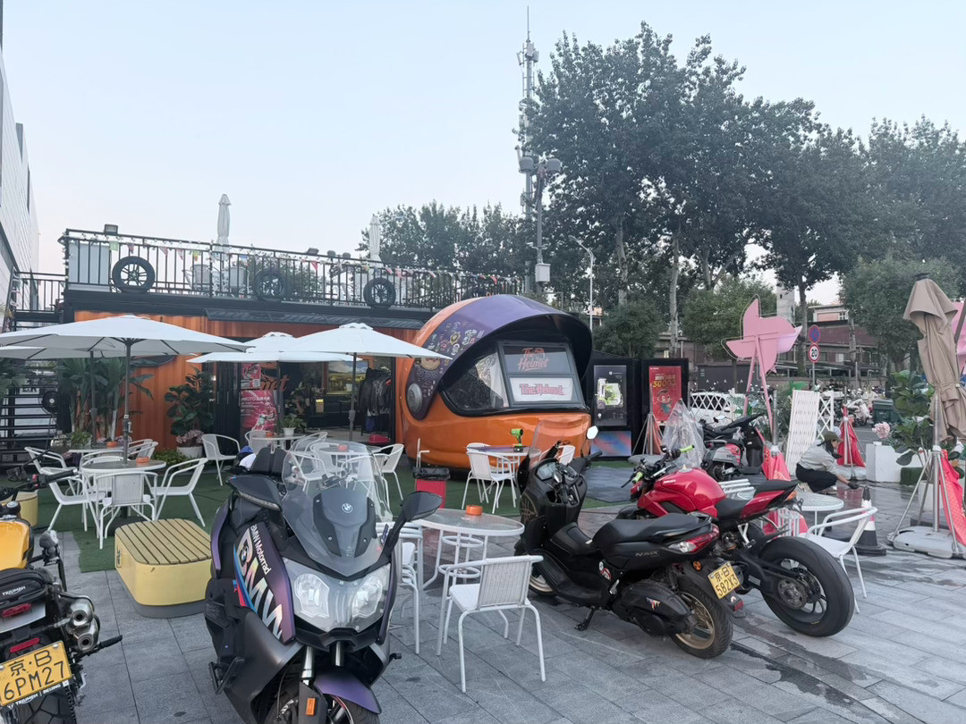 路过一个小咖啡厅，真好希望我以后退休也有这么个小店​​​