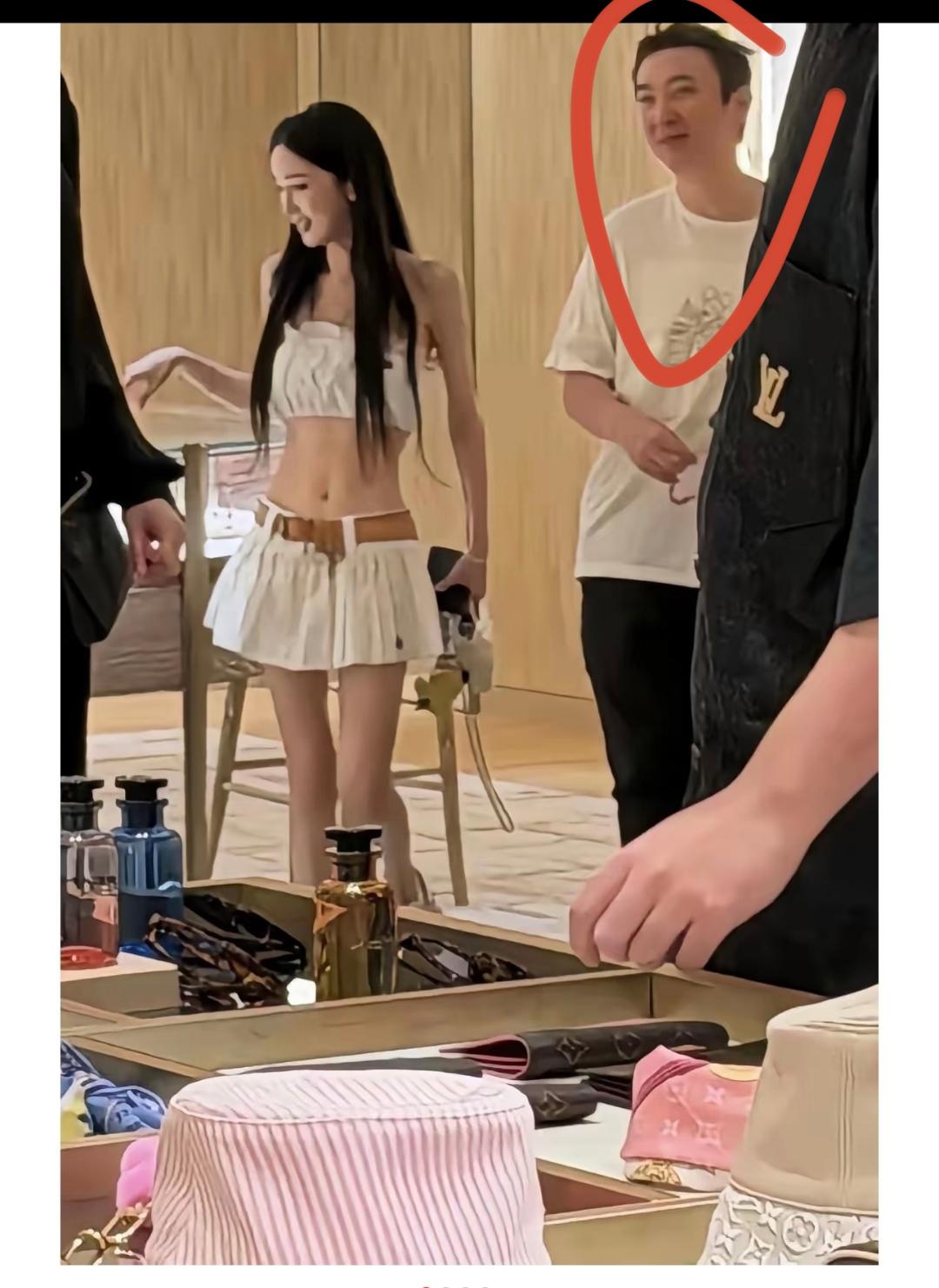 抛去他爹的光环和钱他啥也不是！带女朋友出门还顶着炸毛的头发，其实看他的长相和体