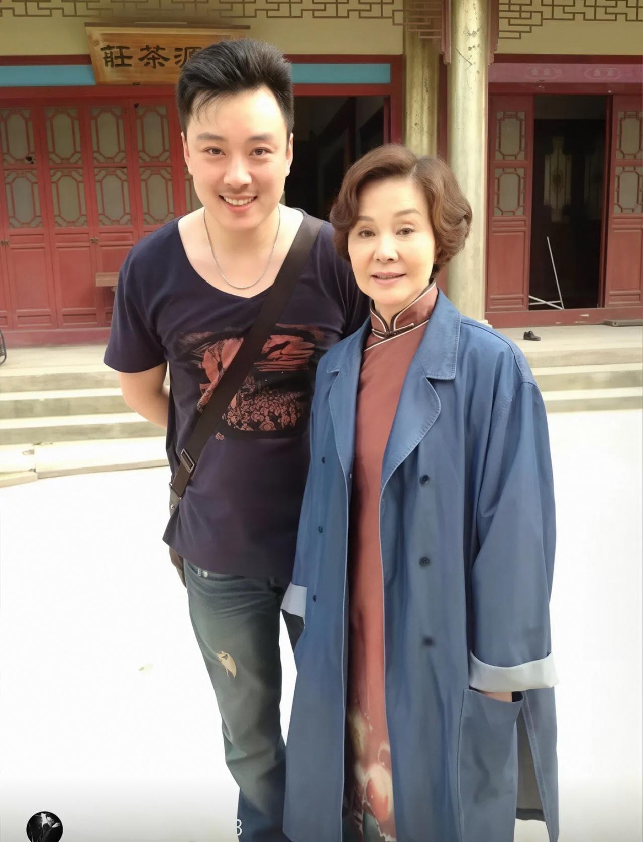 看看照片中这两位是谁，看看还有多少人记得！我敢说，如果你都能认出来，说明你已经老