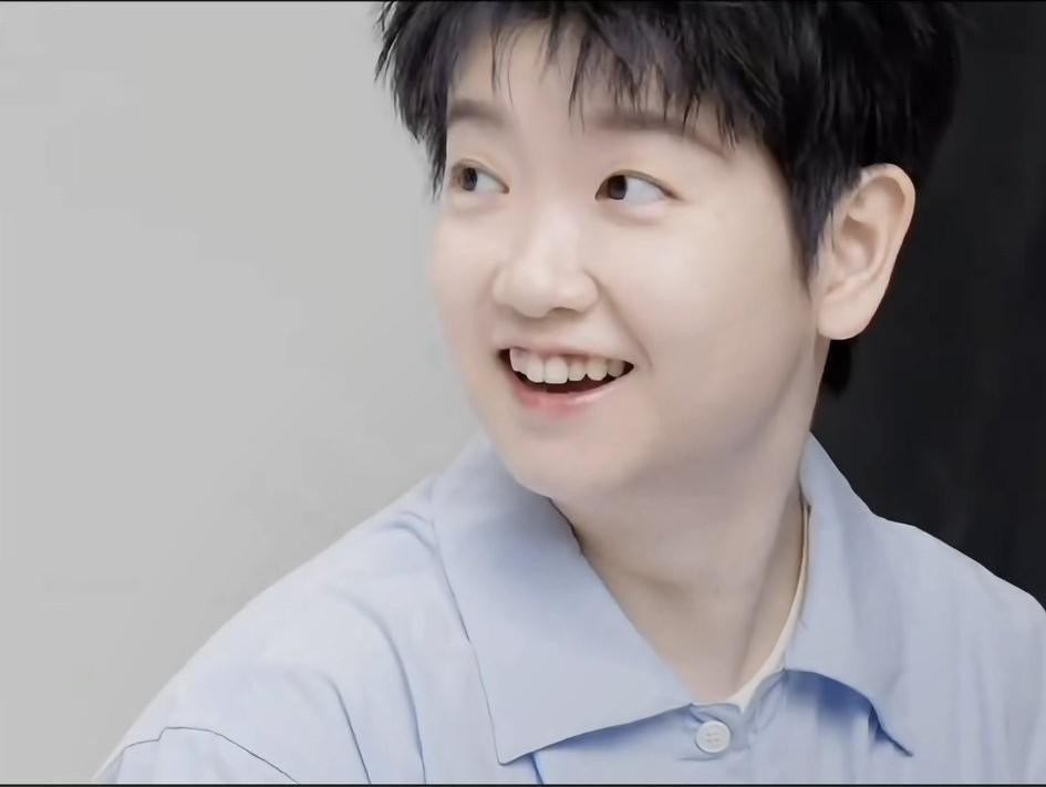 发现了一个规律孙颖莎每次拍吃的喝的广告整个人都是本色出演，眼里就是对美食