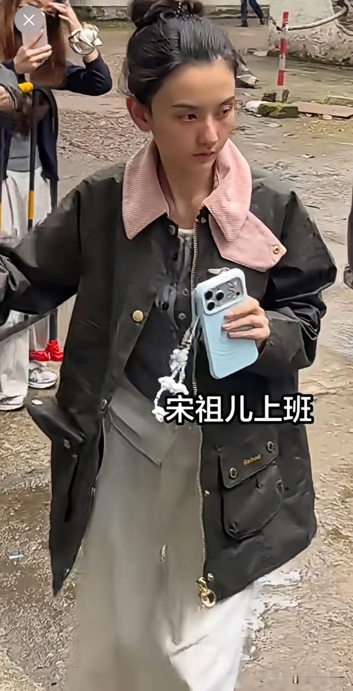 妈呀！宋祖儿这是怎么了？都瘦的脱相了，素颜的她看上去又黑又憔悴。本来就盖不到