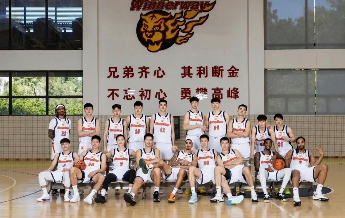 翻到广东队五六年前的定妆照，再次感叹球队这新老交替的速度真快啊，现在居然没有一位