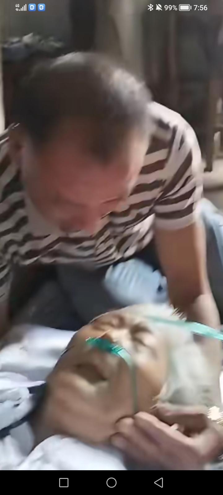 心如刀割！一母亲快不行了，儿子意识到不对劲，便急忙对母亲说，“娘，我先给你穿上寿