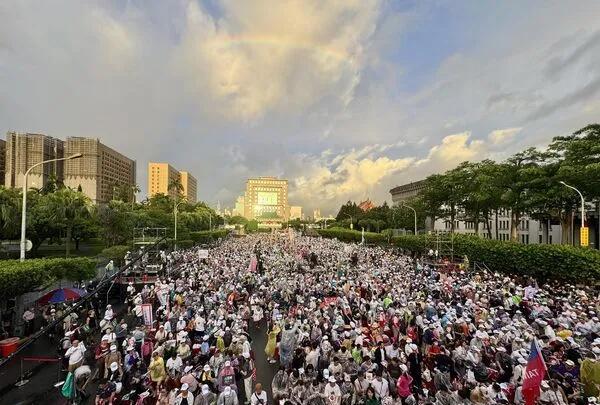 绿营罢团724凯道造势　活动开始前2就涌入万人大罢免首波投票倒数2日，绿营罢团