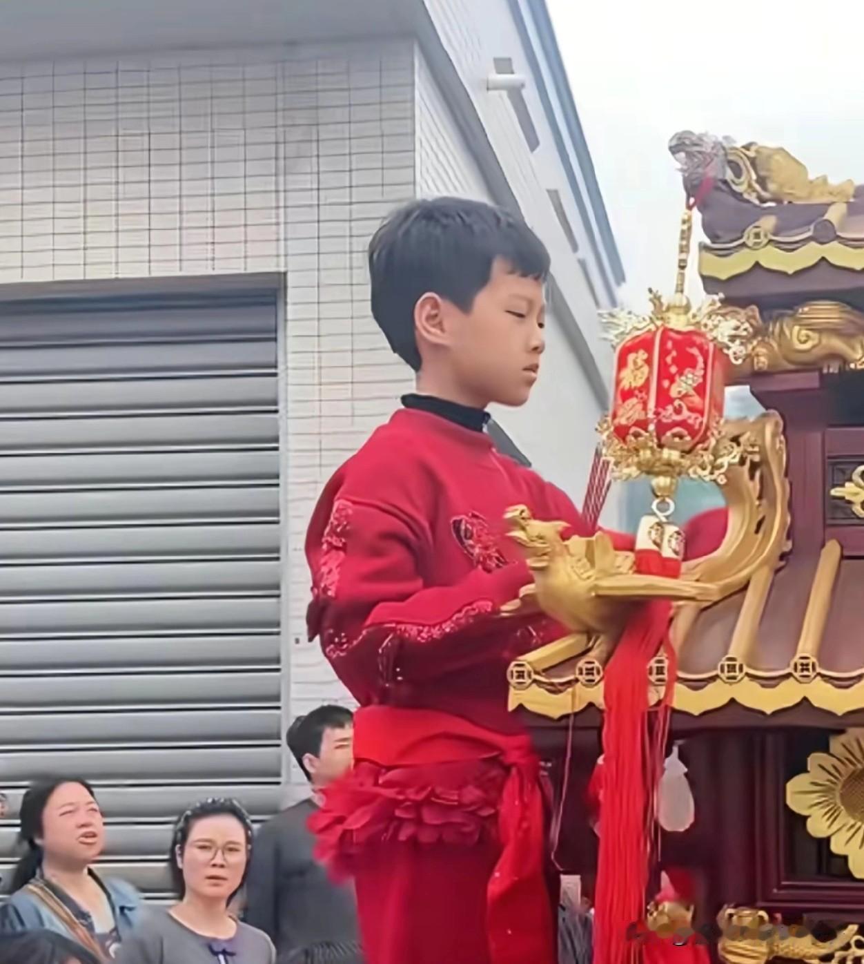 真不怪网友把她当成男童，长相确实很像男孩子，加上这个发型就更容易让人误解了，因为