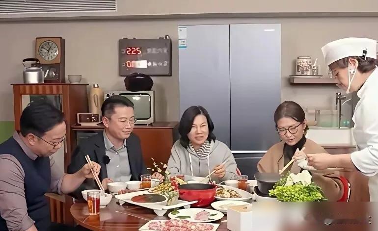 笑发财了！前两年网上互撕到要形同陌路的俩人，现在在东北直播间里给对方夹菜？这反转