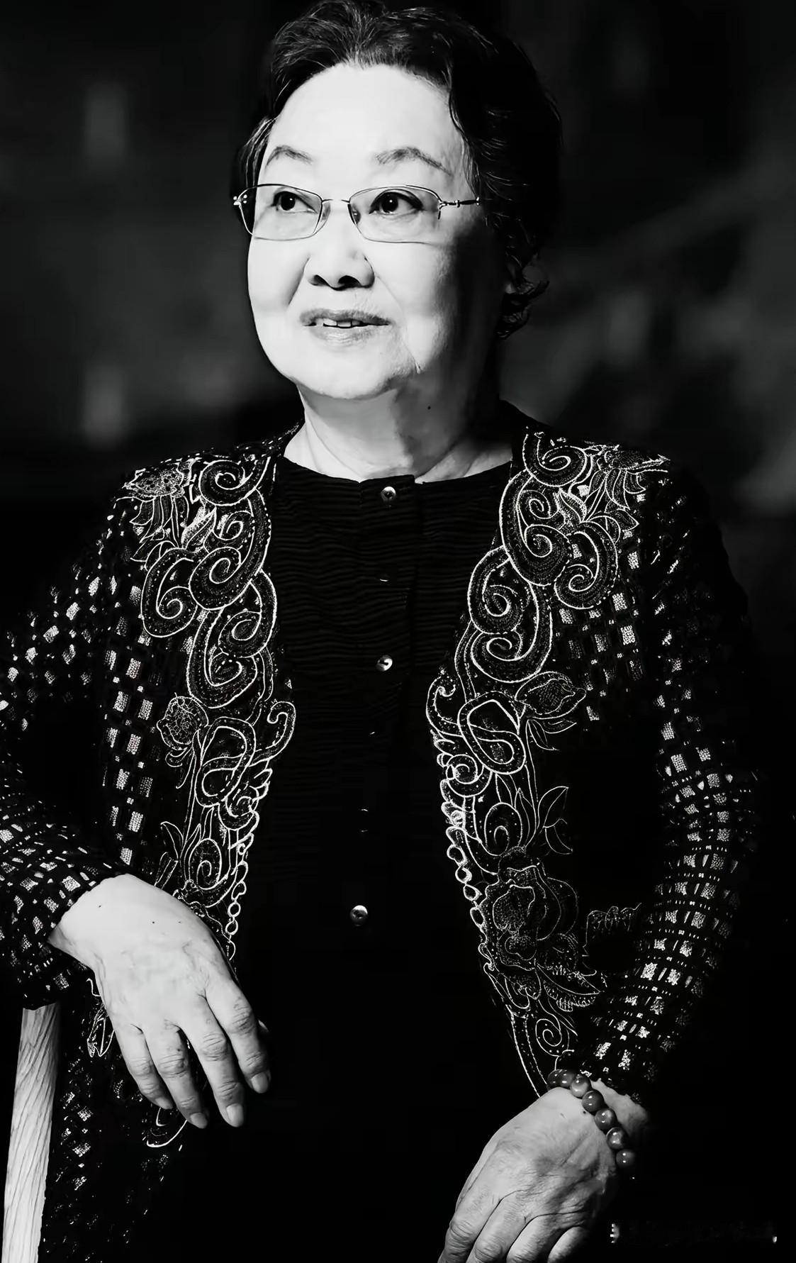 差距太大了一目了然。郭兰英老师这一走，也让很多人重新看见了老一辈艺术家纯粹的