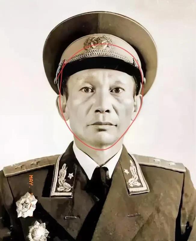 1937年的一天，一名乞丐模样的独脚男子缓缓走到红军总部，请求见彭德怀。警卫员惊
