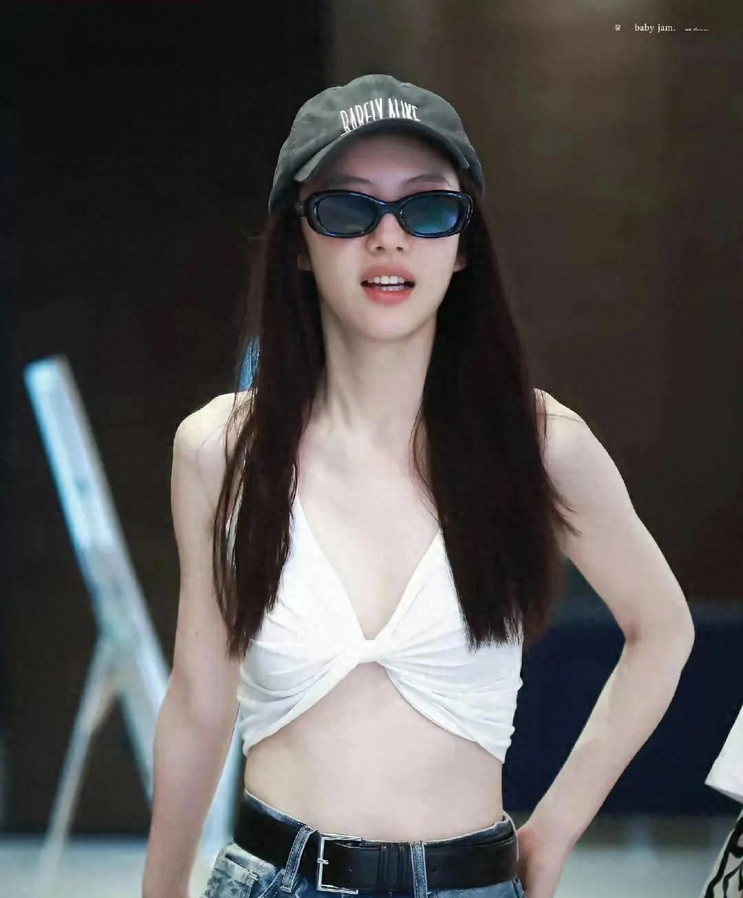 太敢了！蔡文静大胆穿搭突显身材，网友:呼吸都在撩人