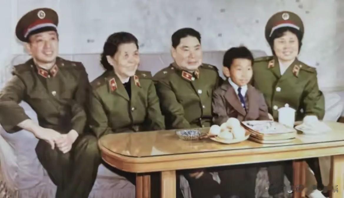 1985年，开国上将杨得志（左三）与夫人申戈军（左二）、长女杨华荣（右一）及其家
