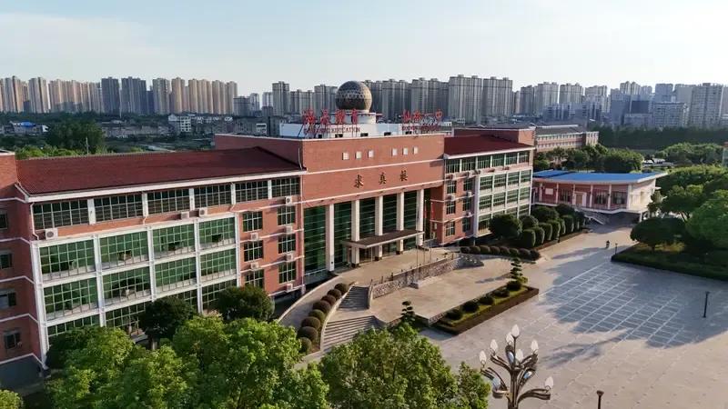 恭喜恭喜！马上就要开学了，校长调整调动的公示出来了，学校的邓副校长，终于调到另一