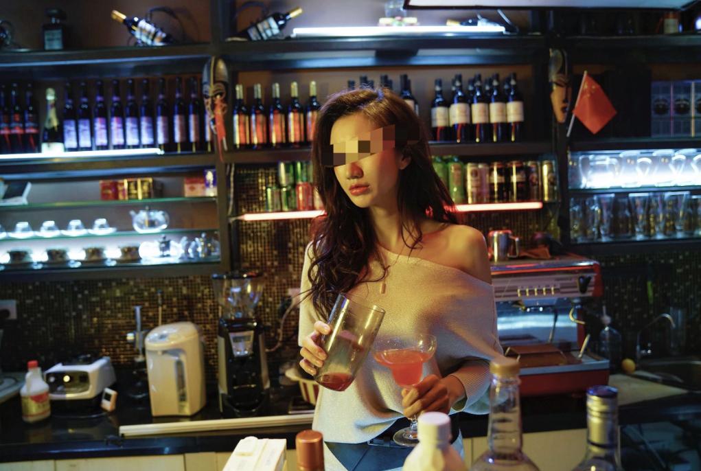 内蒙古一男子和朋友去酒吧玩,喝多之后,发现旁边有个美女,为了在朋友面前露一手,竟