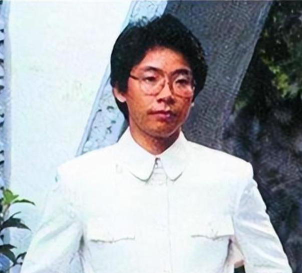 1984年，歌手张明敏得知我国举办亚运会的经费，还差了6亿的缺口时，毅然决然的卖