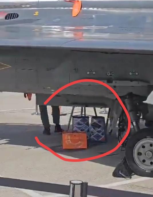 丢人丢到国外了！一架在迪拜航空展参展的印度“光辉”战机意外发生机身漏油，随行技术